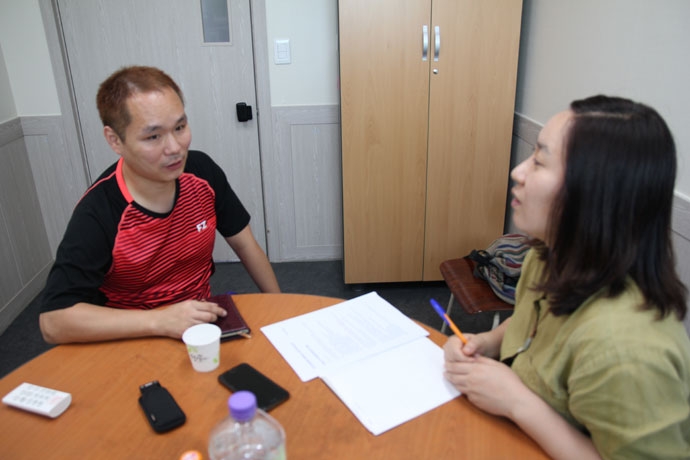 구술자 최준섭 씨와 기록자 홍세미 씨. ⓒ대구사람장애인자립생활센터 구술자 최준섭 씨와 기록자 홍세미 씨. ⓒ대구사람장애인자립생활센터