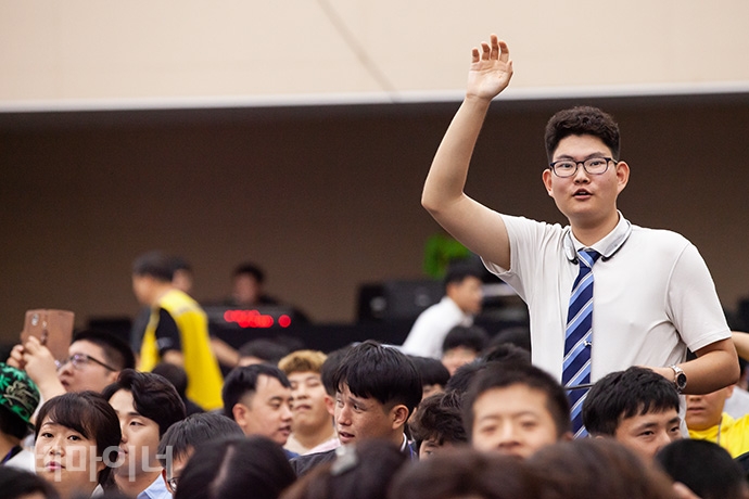 한 참가자가 발언을 위해 손들고 있다. 사진 박승원 한 참가자가 발언을 위해 손들고 있다. 사진 박승원