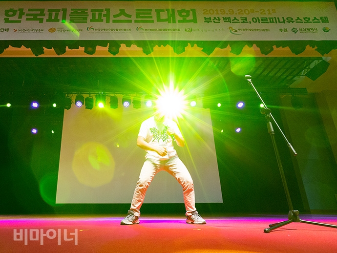 발달장애인들이 기획하고 진행하고, 권리를 주장하는 한국피플퍼스트대회가 20일 부산 벡스코 컨벤션홀 그랜드볼룸에서 개막을 알렸다. 참가자들은 하고 싶은 이야기를 말, 노래, 춤으로 자유롭게 표출하는 ‘자유 발언’ 시간을 가졌다. 사진 박승원