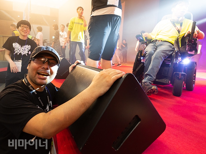 자유 발언 차례를 기다리는 한 참가자가 밝게 웃고 있다. 사진 박승원