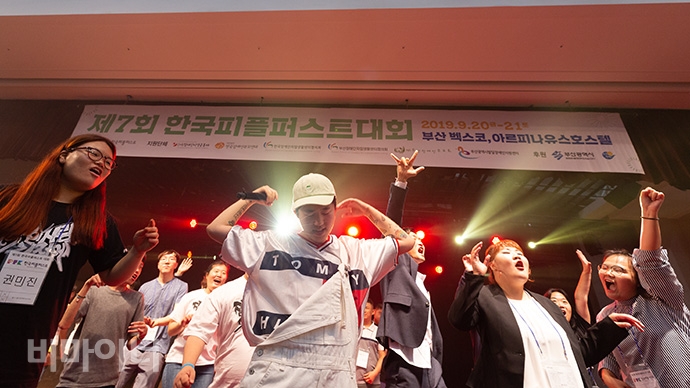 가수 슬릭과 참가자들이 무대 위로 올라가 함께 랩을 부르고 있는 모습. 사진 박승원