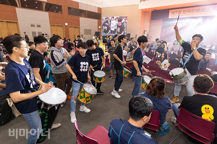 풍물패 양천리축제단이 무대 아래로 내려와 참가자들과 함께 객석 사이를 행진했다. 사진 박승원