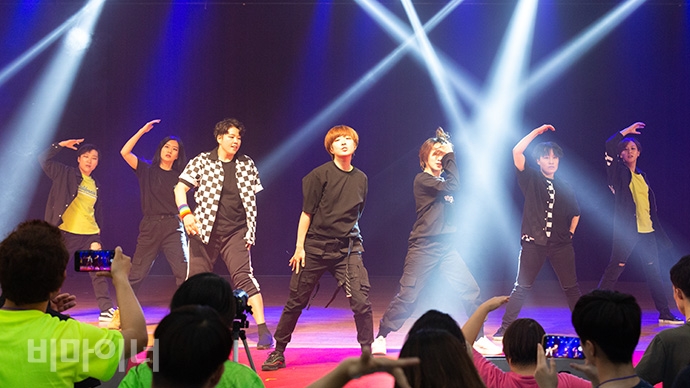 퀴어댄스팀 큐캔디의 공연. 사진 박승원