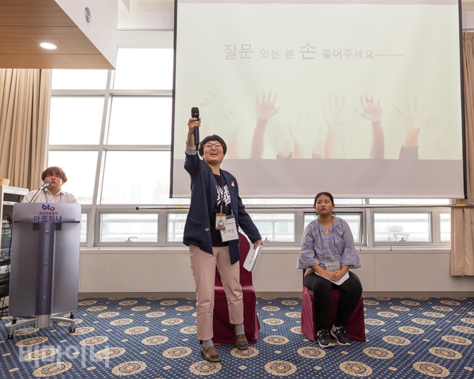 분과 회의에서 오재은 전남피플퍼스트 위원장이 질문을 받는 모습. 사진 박승원