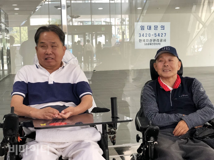 인권위 긴급구제 결정 소식이 전해지자, 65세 연령제한 피해 당사자 송용헌 씨와 김용해 씨가 모처럼 미소짓고 있다. 사진 강혜민