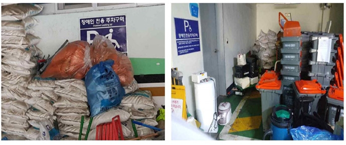 행정복지센터 장애인 전용 주차구역에 물품들이 산더미처럼 쌓여 있다. 왼쪽은 경남 문화동 행정복지센터, 오른쪽은 서울 난곡동 행정복지센터. 사진 장애인차별금지추진연대