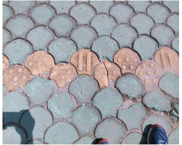 경남 이동면 행정복지센터의 점자유도블록의 모습. 사각형 규격을 지키지 않았고, 선형블록과 점형블록이 혼재되어 있다. 사진 장애인차별금지추진연대