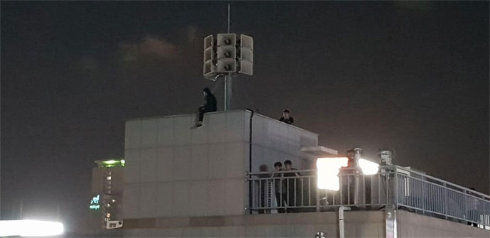 지난 17일 오후 6시 30분경, 경동도시가스 안전점검원 조합원 3명이 ‘2인 1조’ 근무 등 성폭력 피해로부터 안전한 대책을 요구하며 울산시의회 옥상 고공농성에 돌입한 모습. 사진 공공운수노조 울산본부 지난 17일 오후 6시 30분경, 경동도시가스 안전점검원 조합원 3명이 ‘2인 1조’ 근무 등 성폭력 피해로부터 안전한 대책을 요구하며 울산시의회 옥상 고공농성에 돌입한 모습. 사진 공공운수노조 울산본부