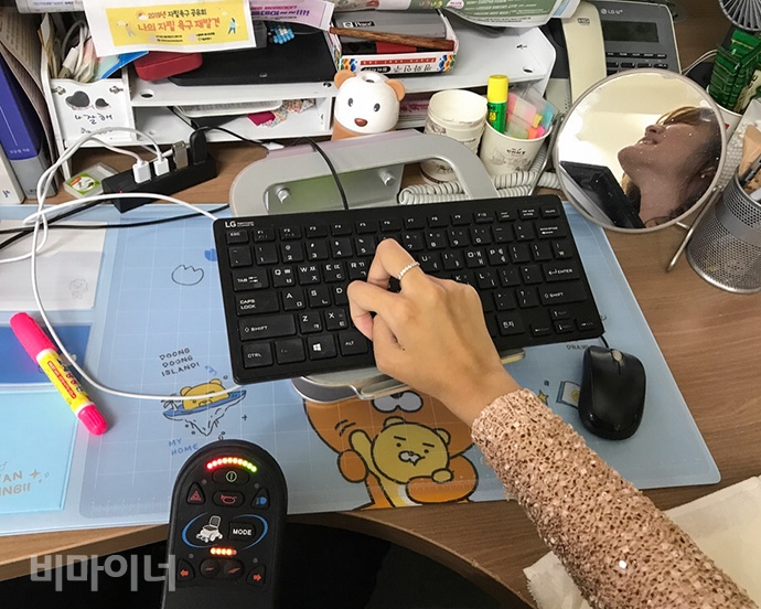 김상희 씨가 한손 키보드를 이용해 글을 쓰고 있다. 사진 박승원 김상희 씨가 한손 키보드를 이용해 글을 쓰고 있다. 사진 박승원