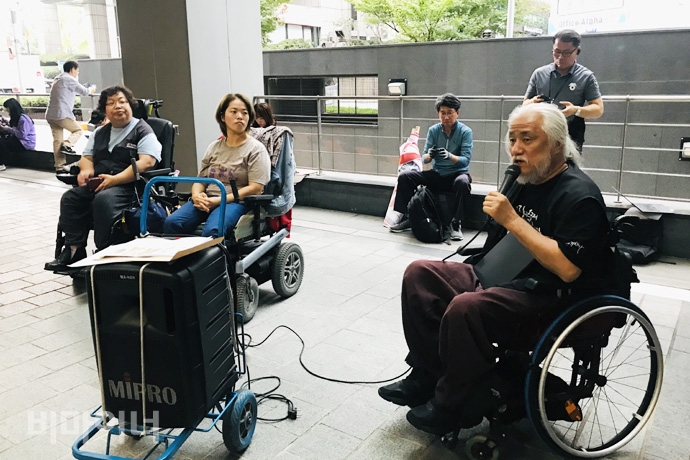 서울시 예산과와 두 차례 면담을 하고, 면담 내용을 공유하고 있는 박경석 전국장애인야학협의회 이사장의 모습. 사진 허현덕  