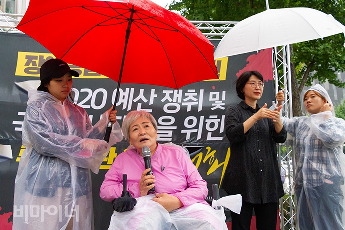 박명애 전국장애인차별철폐연대 상임공동대표가 발언하는 모습. 사진 박승원