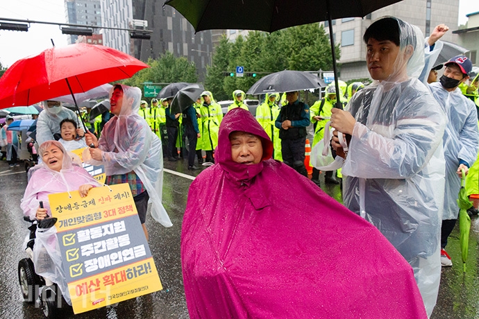 결의대회를 마친 장애인활동가들은 서울시 예산국장과 탈시설-자립생활 정책에 대한 예산 관련 면담을 하기 위해 서울시청까지 행진했다. 사진 박승원