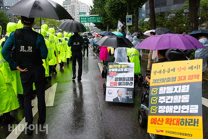결의대회를 마친 장애인활동가들은 서울시 예산국장과 탈시설-자립생활 정책에 대한 예산 관련 면담을 하기 위해 서울시청까지 행진했다. 사진 박승원
