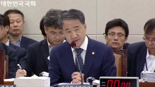 남인순 더불어민주당 의원과 김광수 민주평화당 의원의 해결 방안 질문에 답변하고 있는 박능후 장관. 국회인터넷의사중계시스템 영상 캡처