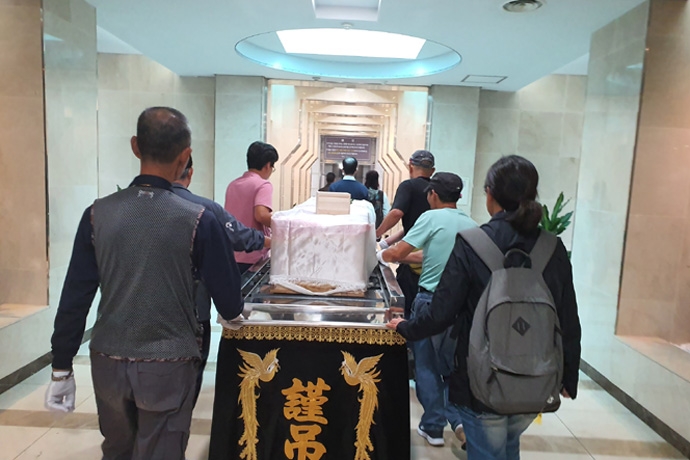 어릴 적 함께 지냈던 기억으로 무연고 사망자 장례에 참석한 친척과 자원봉사자들