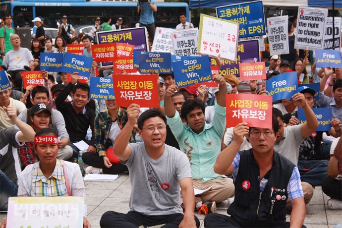 2013년 8월 18일 보신각에서 열린 이주노동자집회에서 참여자들이 “사업장 이동 자유보장 ”이라고 적힌 피켓을 들고 외치고 있다. 
