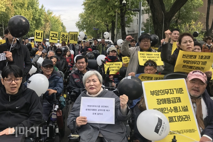 17일 오전 11시, 1017빈곤철폐의날 조직위원회는 청운동사무소 앞에서 기자회견을 열고 가난한 사람들의 죽음을 둘러싼 현실과 정부의 무관심을 규탄했다. 사진 허현덕