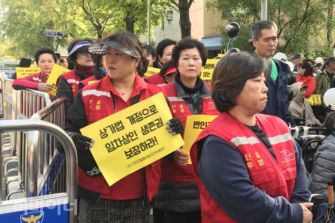 노량진 수산시장 상인들이 ‘상가법 개정으로 임차상인 생존권 보장하라!’라는 손팻말을 들고 있다. 사진 허현덕