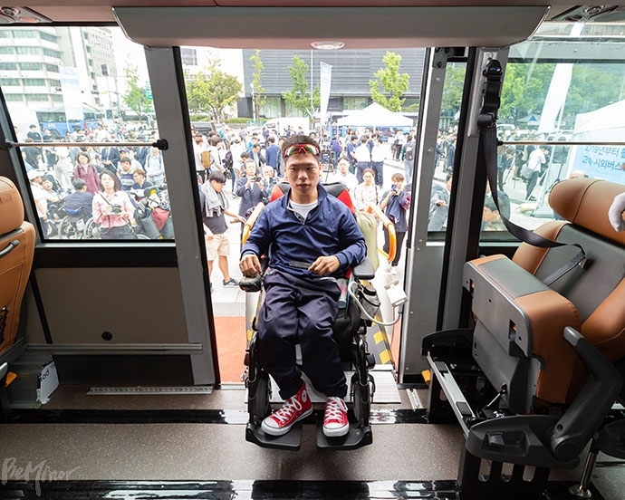 2018년 1월, 국토교통부 주최로 광화문 해치마당에서 휠체어 이용 장애인도 탑승할 수 있는 고속버스 시승식이 열렸다. 사진 박승원 