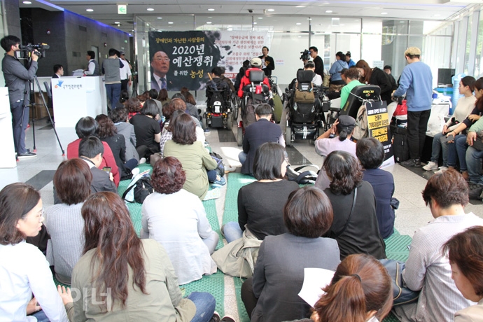 22일, 오후 2시부터 나라키움저동빌딩 국가인권위원회 1층에 농성장을 꾸리고 내년 장애인 복지 예산 확대를 촉구하며 농성 돌입 기자회견을 열었다. 사진 허현덕 