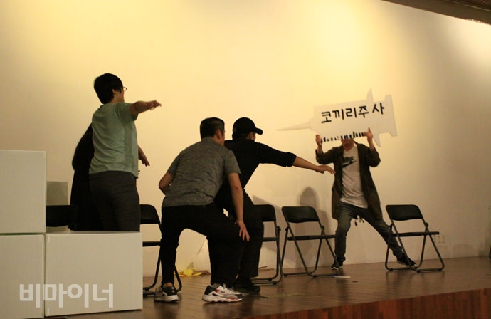 지난 15일, ‘거리로 나온 하얀방’을 연습 중인 안티카 단원들. 사진 강혜민 