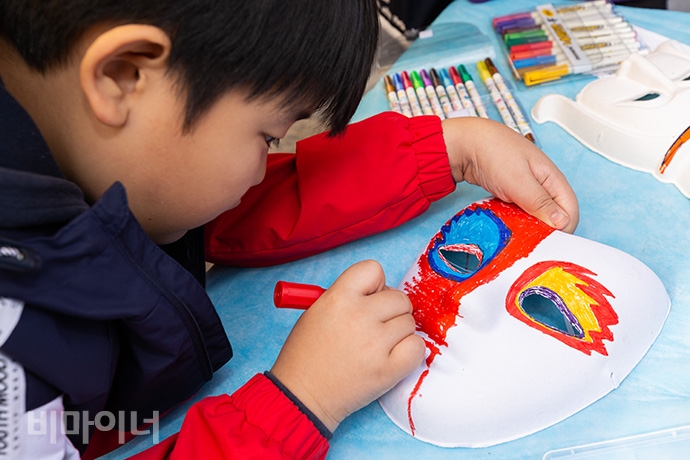 참가자들이 안티카가 마련한 가면을 개성 있게 꾸미며 축제를 즐겼다. 사진 박승원