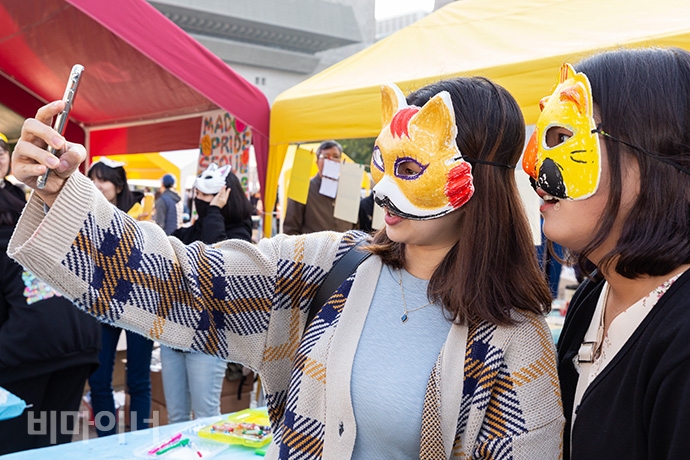 참가자들이 안티카가 마련한 가면을 개성 있게 꾸미며 축제를 즐겼다. 사진 박승원