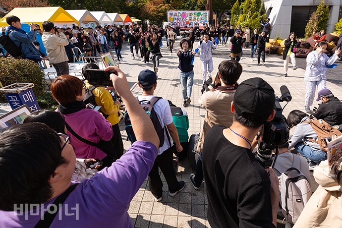 매드프라이드조직위원회가 윤도현밴드의 ‘나는 나비’ 노래에 맞춰 플래시몹을 하는 모습. 사진 박승원