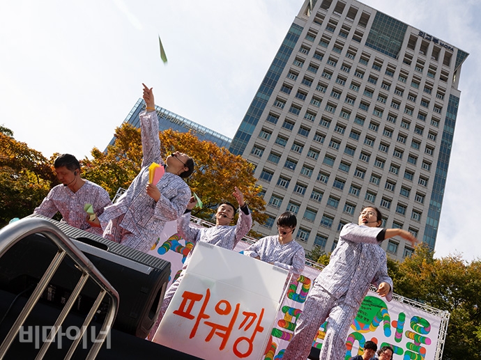 안티카 단원들이 정신병원의 현실을 풍자적으로 해석한 ‘거리로 나온 하얀 방’ 공연을 펼치고 있다. 사진 박승원