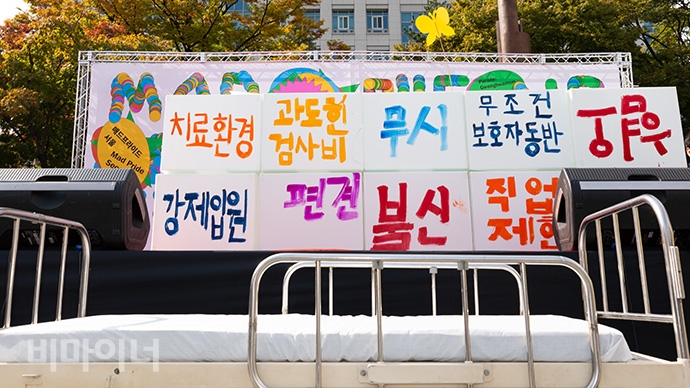 안티카 단원들이 정신병원의 현실을 풍자적으로 해석한 ‘거리로 나온 하얀 방’ 공연을 펼치고 있다. 사진 박승원