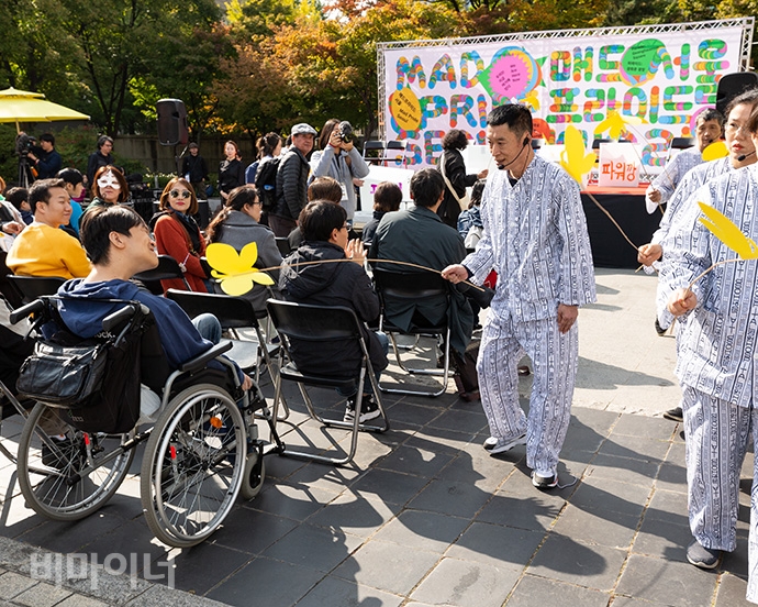 안티카 단원들이 정신병원의 현실을 풍자적으로 해석한 ‘거리로 나온 하얀 방’ 공연을 펼치고 있다. 사진 박승원