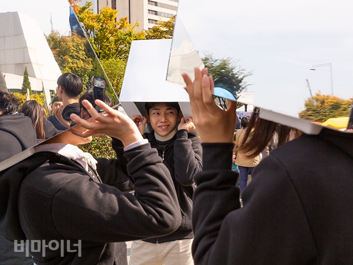 오후 1시부터는 정신건강 의료시스템의 현실을 대중에게 알리는 퍼포먼스 ‘매드 퍼레이드’가 이어졌다. 단원들이 거울박스를 쓰는 등 행진 준비를 하고 있다. 사진 박승원