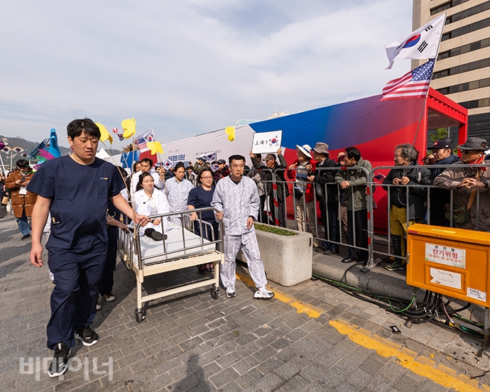 오후 1시부터는 정신건강 의료시스템의 현실을 대중에게 알리는 퍼포먼스 ‘매드 퍼레이드’가 이어졌다. 사진 박승원