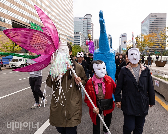 오후 1시부터는 정신건강 의료시스템의 현실을 대중에게 알리는 퍼포먼스 ‘매드 퍼레이드’가 이어졌다. 사진 박승원