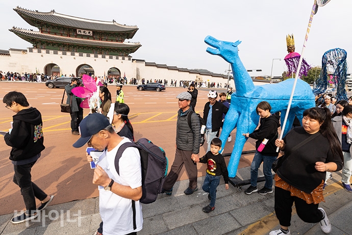 파란 목마 마르코 까발로가 광화문 앞을 지나고 있는 모습. 사진 박승원