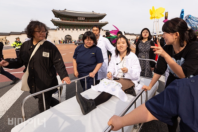 오후 1시부터는 정신건강 의료시스템의 현실을 대중에게 알리는 퍼포먼스 ‘매드 퍼레이드’가 이어졌다. 사진 박승원