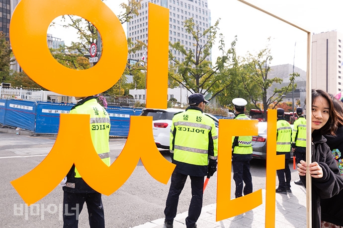 오후 1시부터는 정신건강 의료시스템의 현실을 대중에게 알리는 퍼포먼스 ‘매드 퍼레이드’가 이어졌다. 사진 박승원