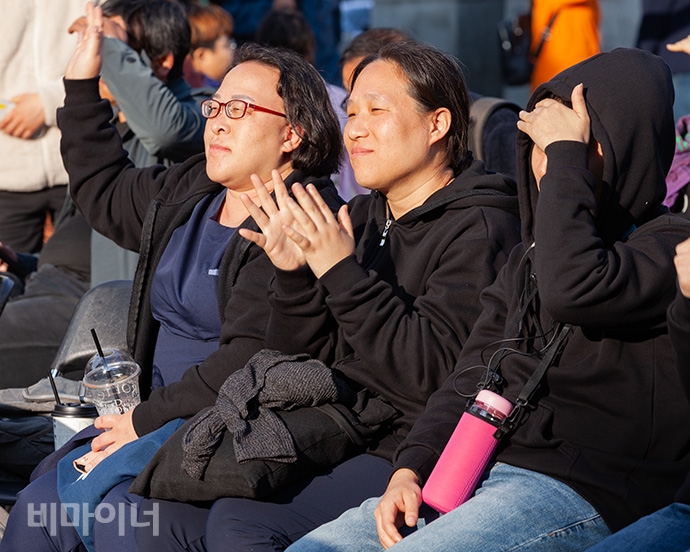 행진을 마친 뒤에는 박천혜웅, 힙합 싸이퍼, 강상수, 트루베르(Trouvere) 등이 팝핀, 힙합, POP, 재즈연주 등 다양한 공연을 펼쳤다. 공연을 보며 환호하는 안티카 단원들. 사진 박승원