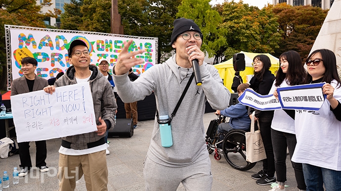 당사자와 그들을 지지하는 사람들이 고민과 솔직한 이야기를 프리스타일 랩으로 풀어내는 시간을 가졌다. 장창현 원진녹색병원 정신건강의학과 의사가 랩을 하는 모습. 사진 박승원