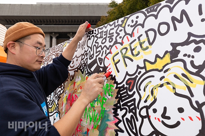 요요진이 라이브드로잉을 하고 있다. 사진 박승원