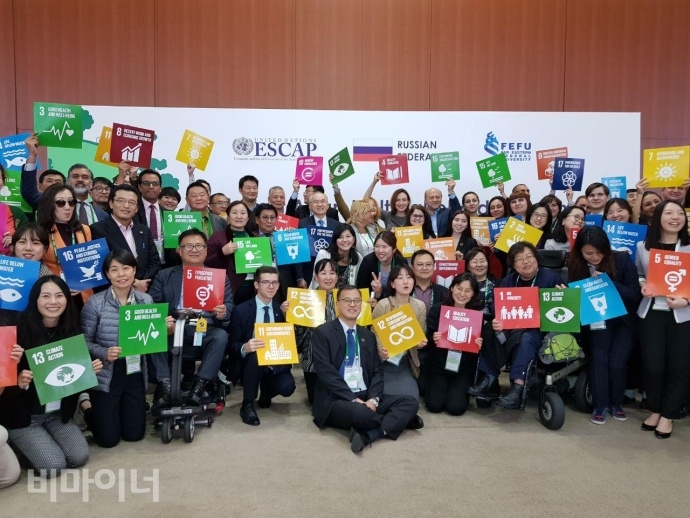 포럼의 참가자들이 각 지속가능발전목표를 손에 들고 있다. 한국장애포럼 사진 제공