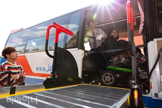 28일 강남고속버스터미널 경부선 탑승구에서 휠체어 이용 장애인이 고속버스에 탑승하고 있다. 사진 박승원