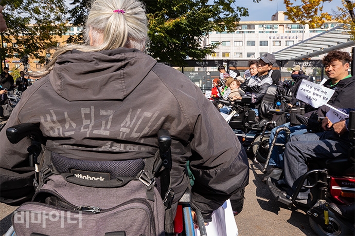 박경석 전국장애인야학협의회 이사장이 ‘버스 타고 싶다’라고 적힌 옷을 입고 기자회견에 참석했다. 사진 박승원