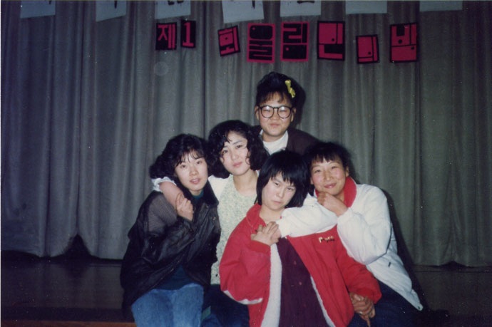 1988년 12월 29일 열린 ‘제1회 울림인의 밤’. 가운데 빨간 재킷을 입은 사람이 최옥란 열사. 사진제공 빈곤사회연대