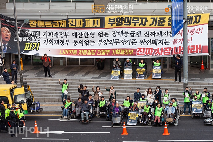 전국장애인차별철폐연대 등이 31일 오후 4시, 농성 중인 국가인권위원회 건물에서 결의대회를 열고 있다.  사진 박승원