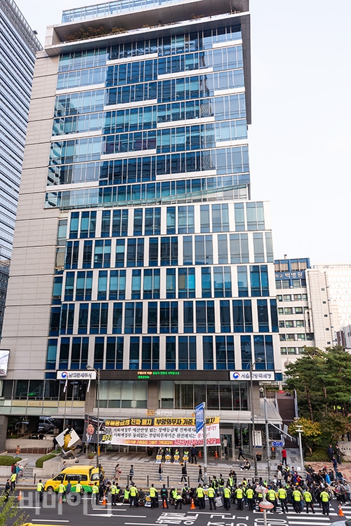 전국장애인차별철폐연대 등이 31일 오후 4시, 농성 중인 국가인권위원회 건물에서 결의대회를 열고 있다.  사진 박승원