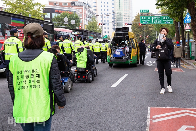 기자회견을 마친 참가자들은 청와대 농성장을 향해 행진했다. 정성철 빈곤철폐연대 조직국장이 발언하고 있는 모습. 사진 박승원