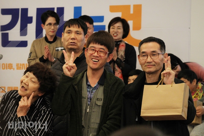 10월 31일 희망원 시민마을 폐쇄 1년을 맞아 보고대회 ‘그저, 함께 살아간다는 것’이 대구 MH컨벤션센터에서 열렸다. 희망원에서 자립한 사람들이 함께 축하를 받으며 기념촬영을 하고 있다. 사진 허현덕