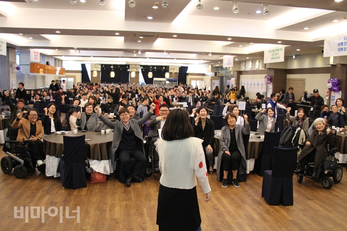 단체 사진을 찍는데 혜정이 앞으로 나와 포즈를 취하자 참가자들이 즐거워하고 있다. 사진 허현덕 