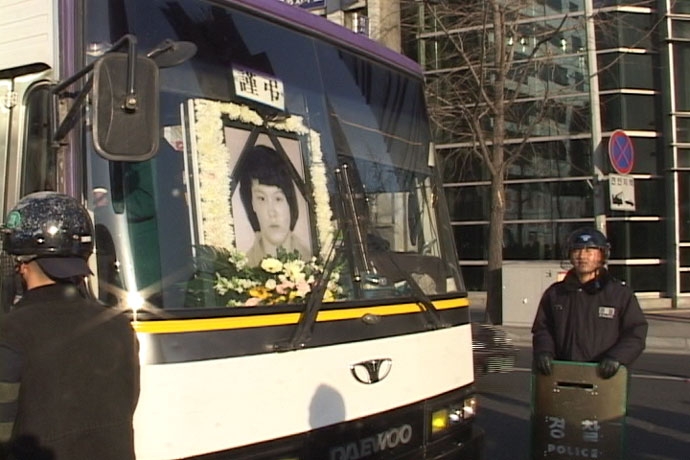 최옥란 열사 민중복지장 당시, 운구차를 막아선 경찰. 사진제공 빈곤사회연대 최옥란 열사 민중복지장 당시, 운구차를 막아선 경찰. 사진제공 빈곤사회연대